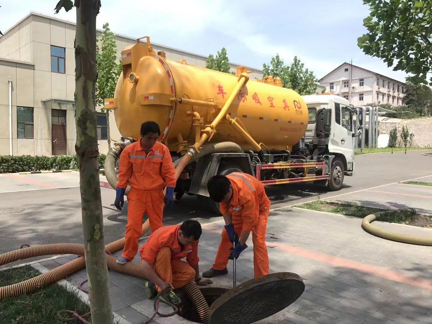 黄南管道疏通车停在窨井附近