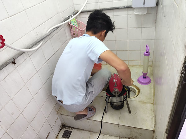黄南管道堵塞冒臭气 专业师傅现场解决问题